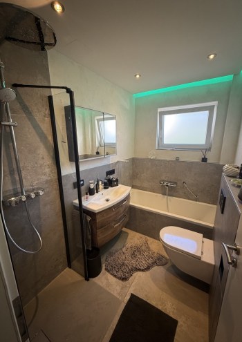 Bad-0-mit-Beleuchtung